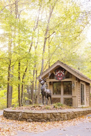 Property entrance - The Inn at Crestwood (Boone)