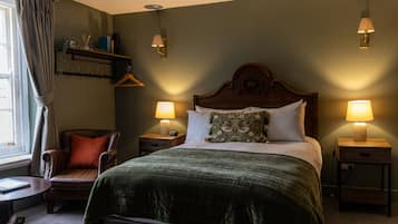 Dobbeltrom, eget bad | Skrivebord, blendingsgardiner, strykejern/-brett og sengetøy