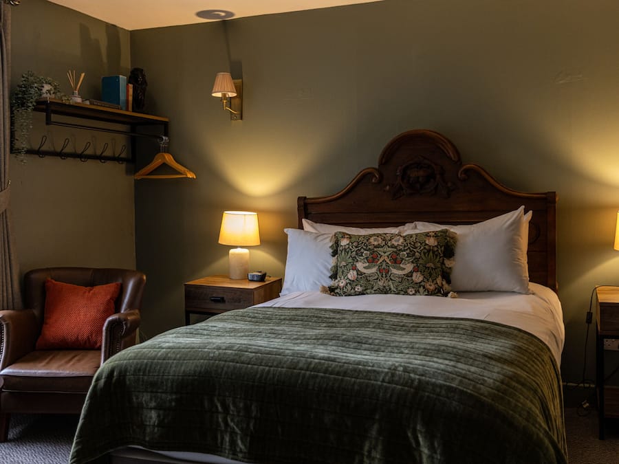 Dobbeltrom, eget bad | Skrivebord, blendingsgardiner, strykejern/-brett og sengetøy