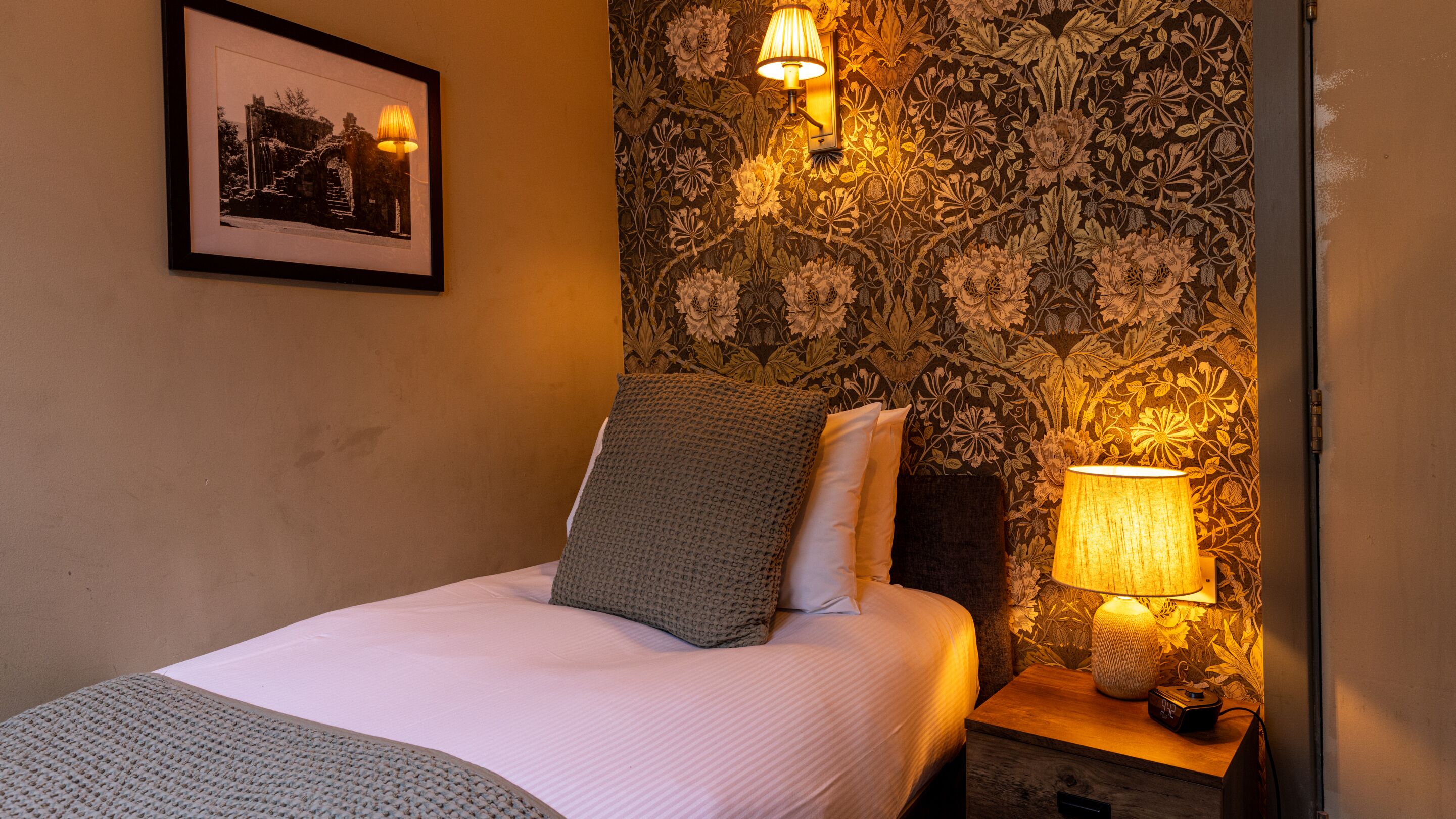 Standard Single Room, Ensuite | Desk, blackout drapes, iron/ironing board, bed sheets