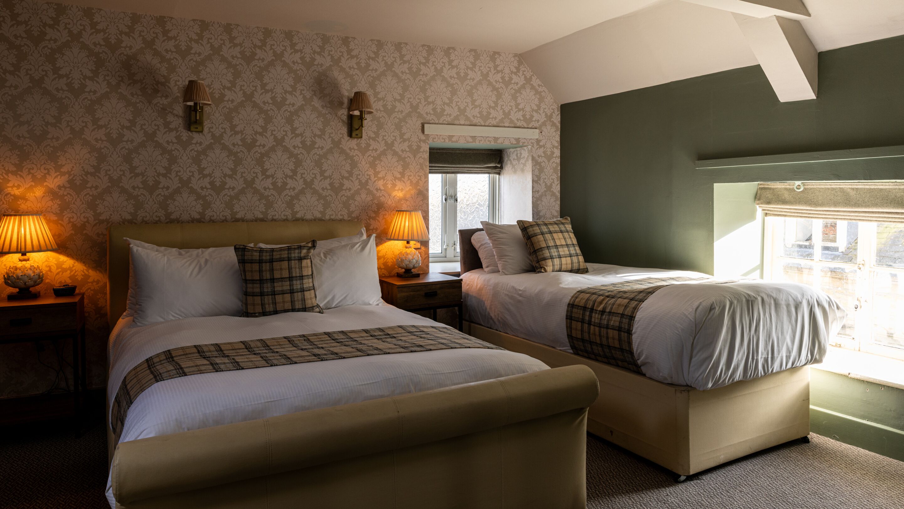 Suite – standard, eget bad | Skrivebord, blendingsgardiner, strykejern/-brett og sengetøy