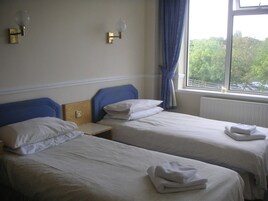 Habitación con 2 camas individuales, baño privado