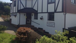 A two-story building with a sign indicating it is a hotel, restaurant, and reception. - The Heath Inn (Leighton Buzzard)