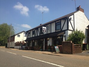 Exterior - The Heath Inn (Leighton Buzzard)