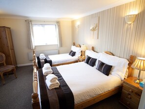 Habitación doble, baño en la habitación (with Extra Single Bed)