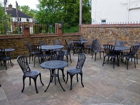 Terraza o patio. The Heath Inn