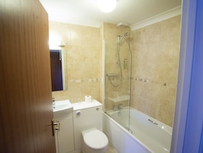 Kahden hengen huone, kylpyhuone makuuhuoneen yhteydessä (with Extra Single Bed) | Kylpyhuone
