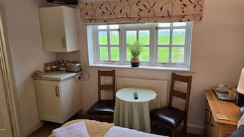 Kamer, 1 twee- of 2 eenpersoonsbedden, en-suite badkamer (or Triple Room ) | 1 slaapkamer