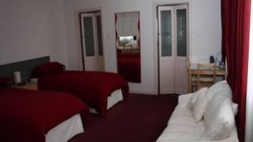 Habitación con 2 camas individuales, baño en la habitación