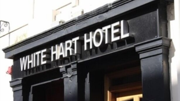 White Hart Hotel set udadtil, med et tydeligt skilt der viser hotellets navn.