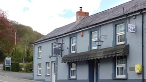 A two-story building with a sign for 'Afon Duad Inn & Dolau Cottage'. - Afon Duad Inn (Carmarthen)