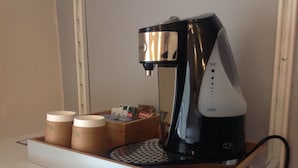 A coffee maker on a white shelf with two coffee cups and a box of tissues. - Afon Duad Inn (Carmarthen)