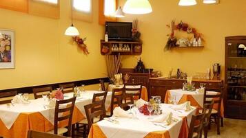 Breakfast, lunch, dinner served; alfresco dining