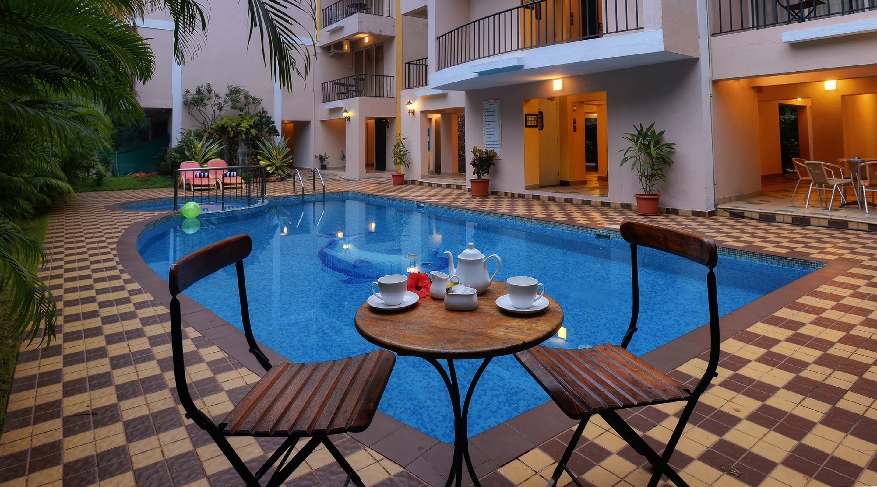 室外游泳池，提供日光浴躺椅