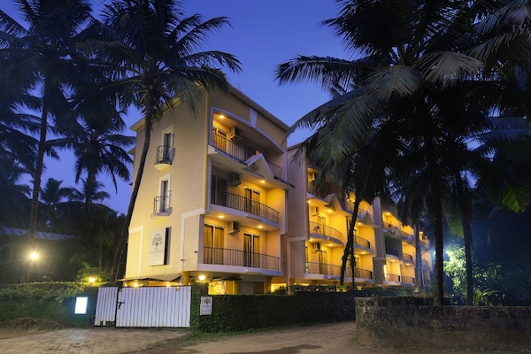 Vista frontal de la propiedad por la tarde o noche