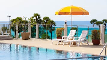 3 outdoor pools, pool umbrellas, pool loungers