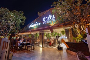供應午餐和晚餐，海灘景觀 