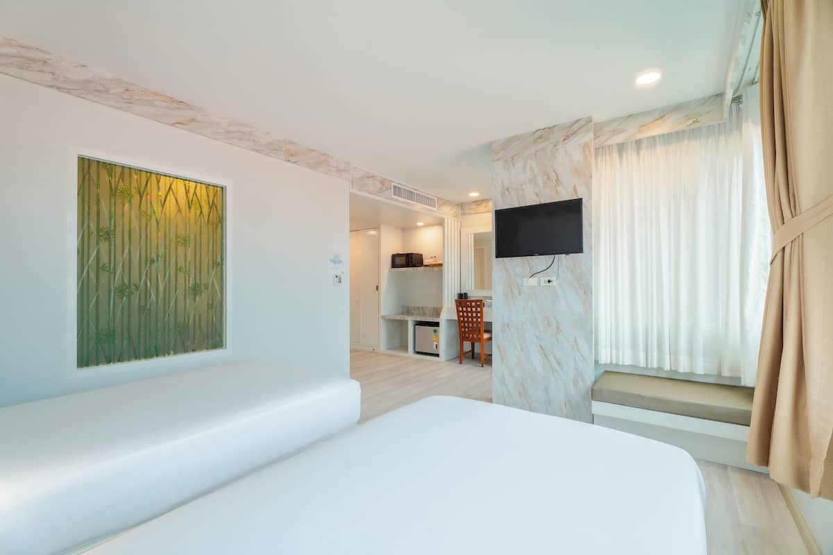 Grand Deluxe Partial | Minibar, caja de seguridad en la habitación y cortinas blackout