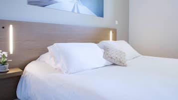 Standaard kamer | Een bureau, verduisterende gordijnen, een strijkplank/strijkijzer