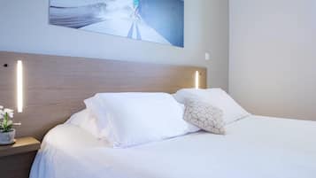 Standaard kamer | Een bureau, verduisterende gordijnen, een strijkplank/strijkijzer