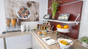 Petit déjeuner buffet (16.90 EUR par personne)