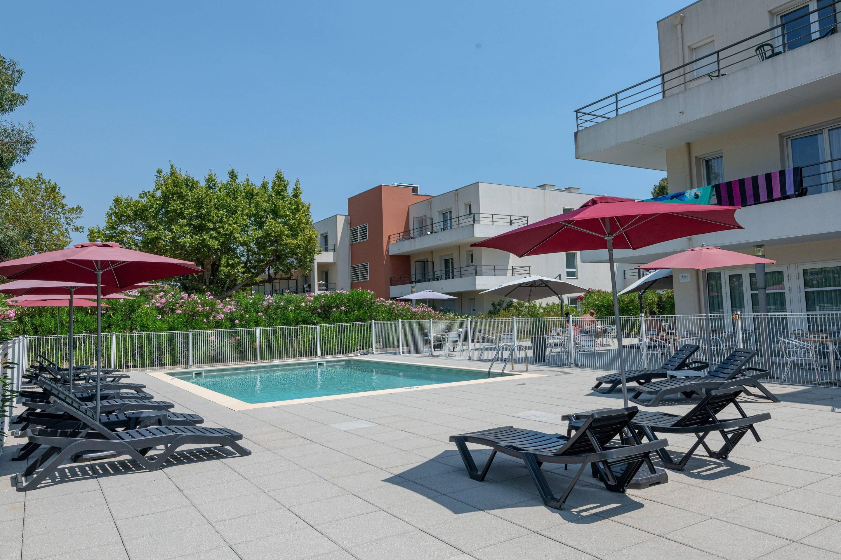 Piscine extérieure (ouverte en saison), parasols de plage
