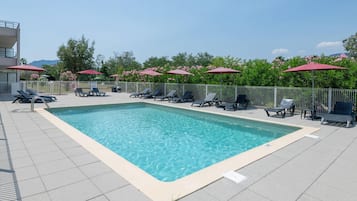 Sesongbasert utendørsbasseng, bassengparasoller og solsenger