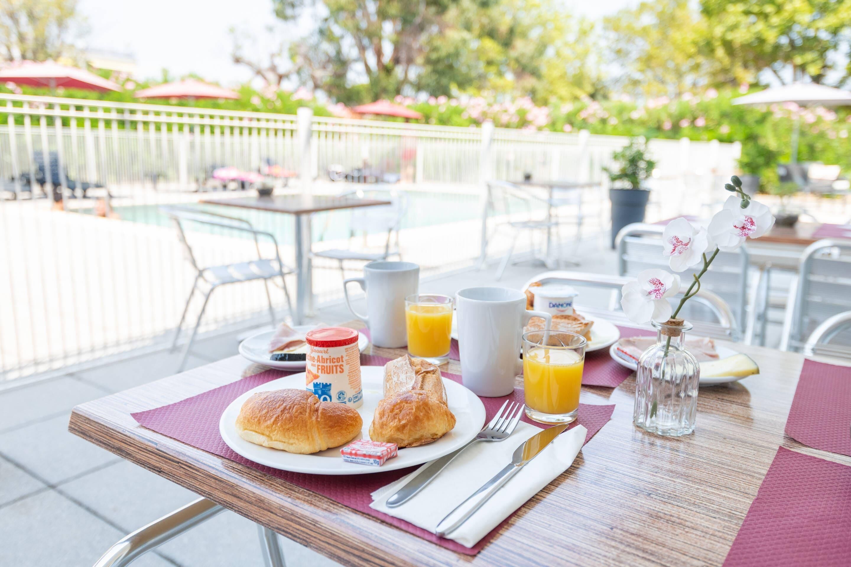 Petit déjeuner buffet servi tous les jours en supplément