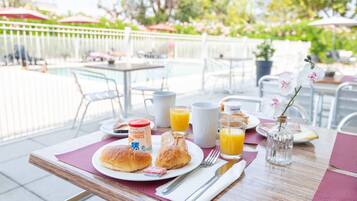 Petit déjeuner buffet servi tous les jours en supplément