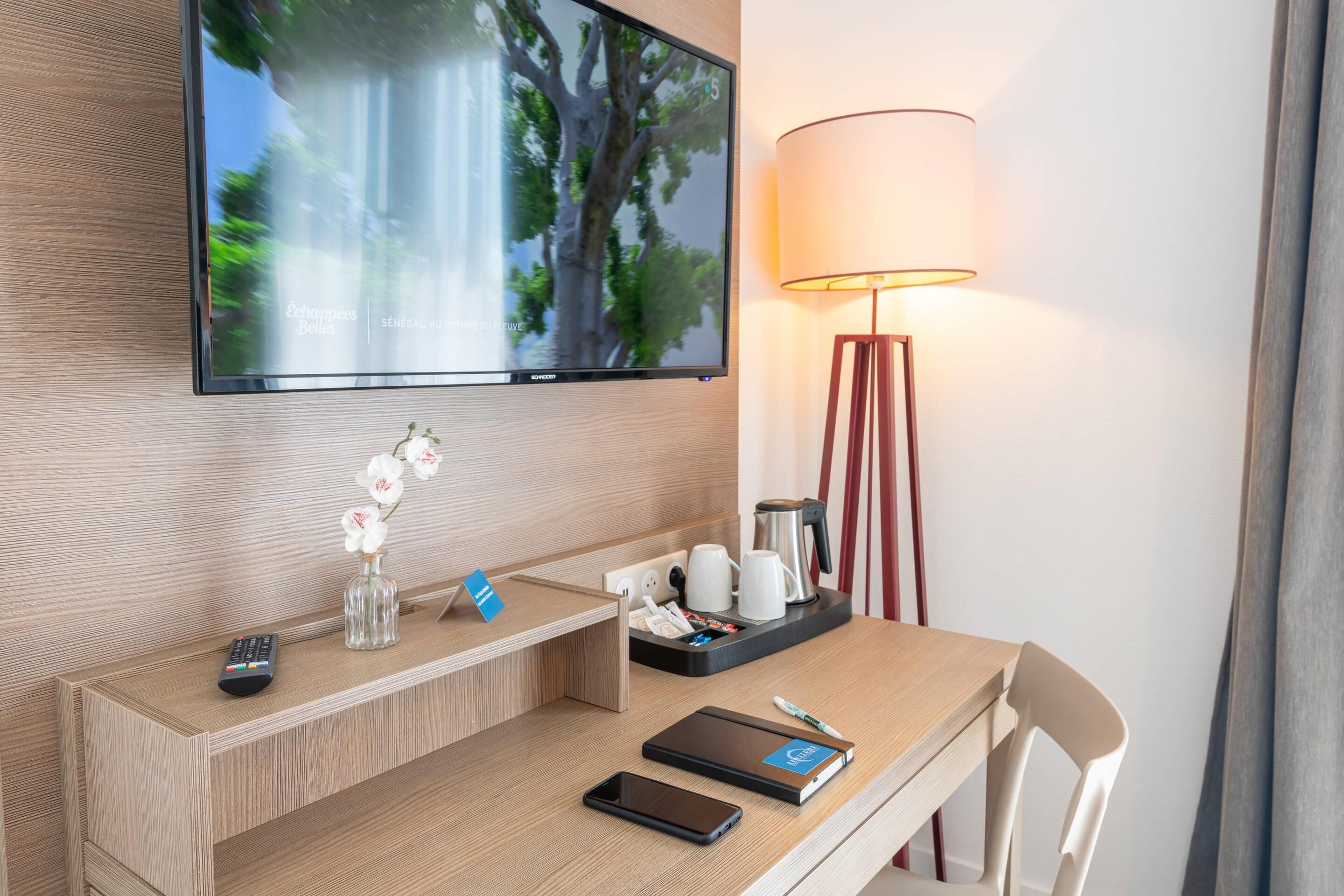 Escritorio, cortinas blackout y tabla de planchar con plancha 