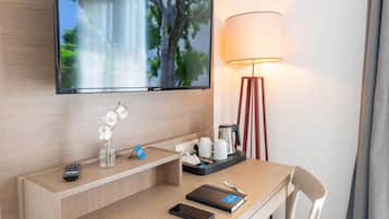 Escritorio, cortinas blackout y tabla de planchar con plancha
