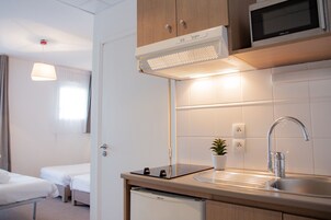 Cafetera/tetera, refrigerador, microondas, placa de cocina