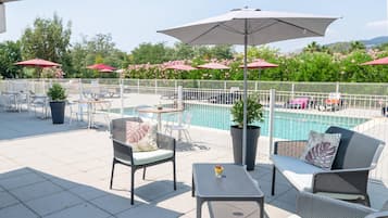 Hồ bơi ngoài trời phục vụ theo mùa, dù/ô trên bãi biển/hồ bơi