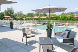 Seasonal outdoor pool, open 9:00 AM to 7:00 PM, pool umbrellas - Comfort Aparthotel Cannes Mandelieu (Mandelieu-La-Napoule)
