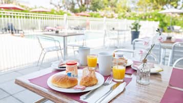 Petit déjeuner buffet (16.90 EUR par personne)