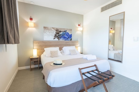 Standard Room, 1 Queen Bed, Non Smoking | Desk, blackout drapes, iron/ironing board, free WiFi. Comfort Aparthotel Cannes Mandelieu