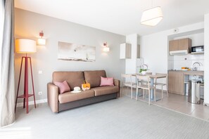 Appartement 1 chambre | Skrivebord, blendingsgardiner, strykejern/-brett og wi-fi (inkludert)