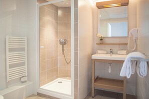 Shower, eco-friendly toiletries, hair dryer, towels - Comfort Aparthotel Cannes Mandelieu (Mandelieu-La-Napoule)
