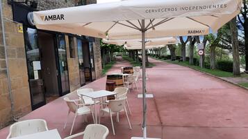 Se sirven almuerzos, cenas y cocina española