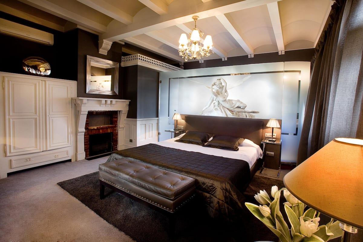 Desk, blackout drapes, free WiFi, bed sheets