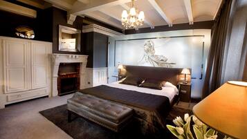 Escritorio, cortinas opacas, wifi gratis y ropa de cama