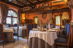 Daily continental breakfast (EUR 13.5 per person)