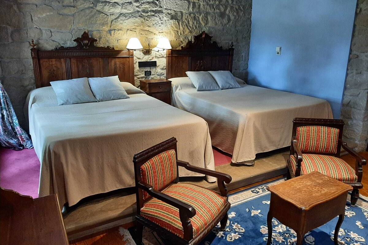 Design Room | Desk, blackout drapes, free WiFi, bed sheets