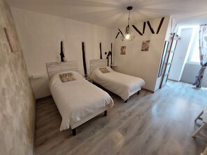 Standard Twin Room | In-room safe, desk, iron/ironing board, free WiFi - Hôtel Restaurant Métropole (Mirande)