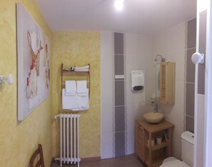 Ensemble douche/baignoire, articles de toilette gratuits