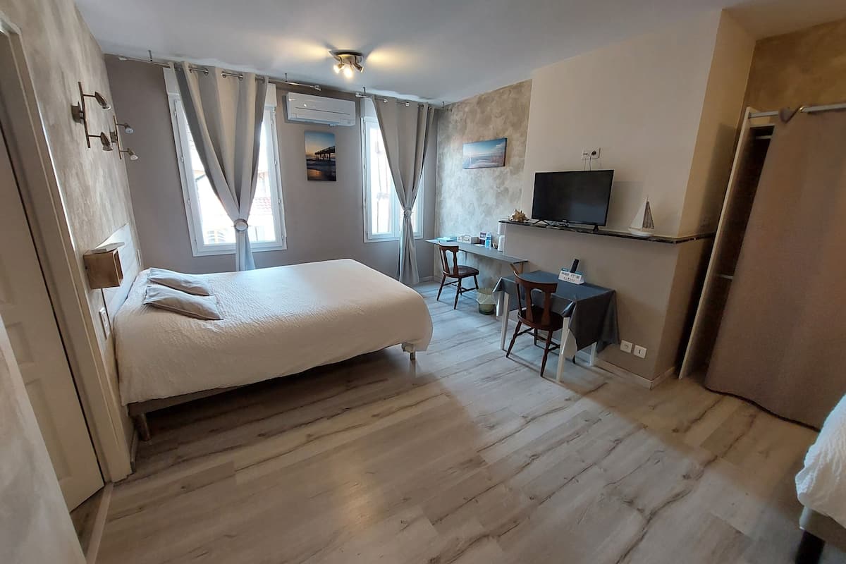 standard double room | in-room safe, desk, iron/ironing board, free wifi