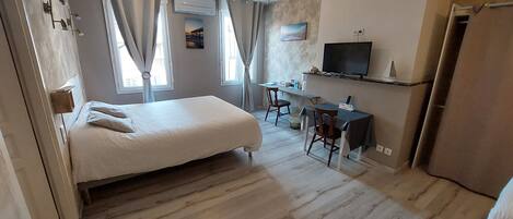 Coffres-forts dans les chambres, bureau, fer et planche à repasser