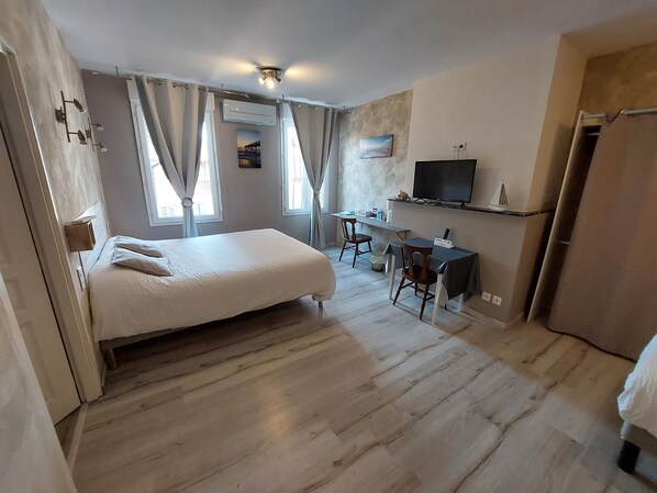 Coffres-forts dans les chambres, bureau, fer et planche à repasser