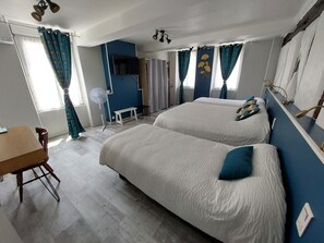 Coffres-forts dans les chambres, bureau, fer et planche à repasser