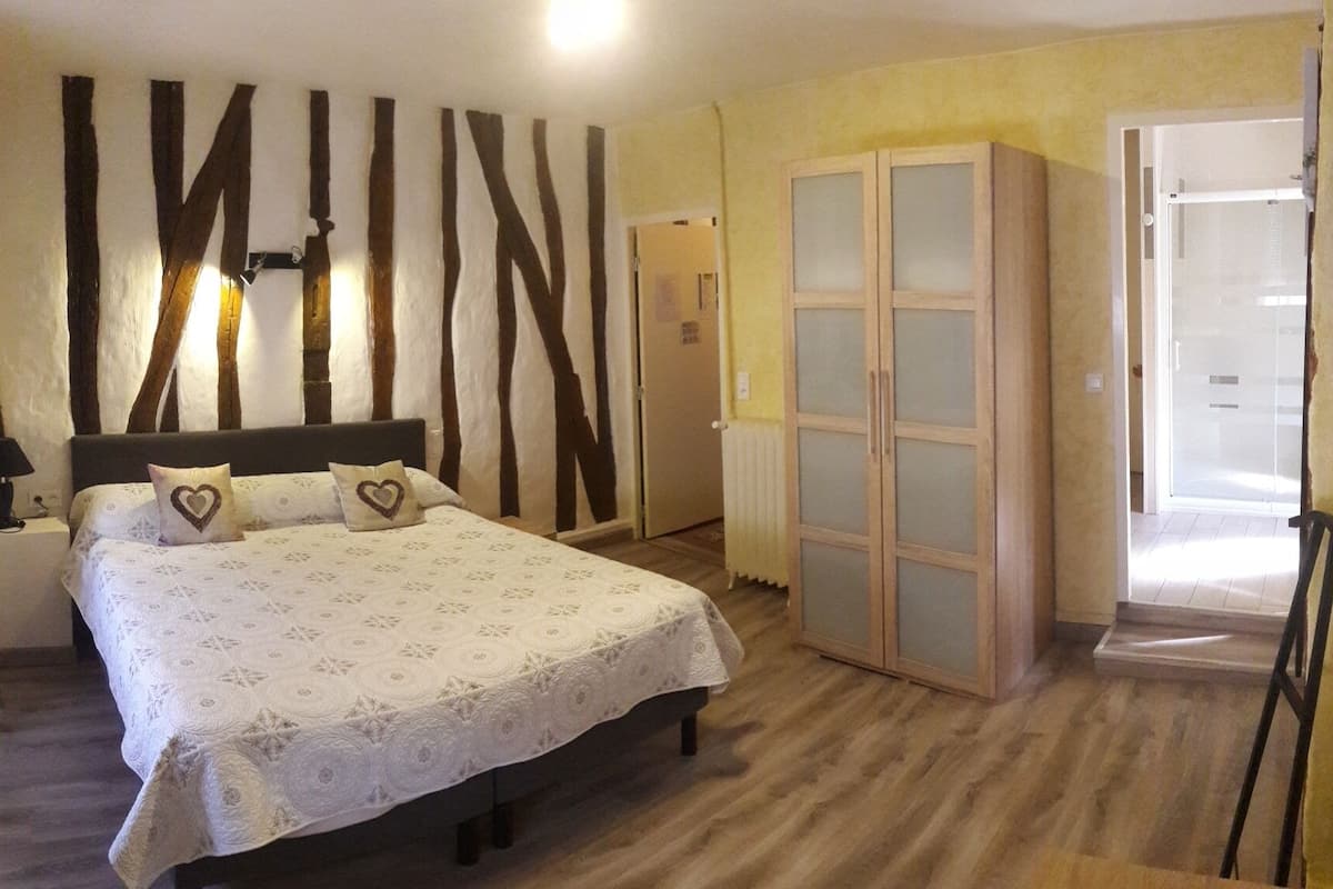standard double room | in-room safe, desk, iron/ironing board, free wifi